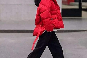 街头搭配羽绒服搭配鞋子俏丽的运动风