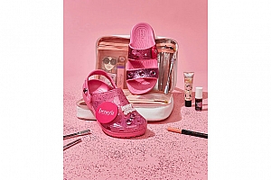 Crocs x Benefit 全新联名洞洞鞋系列开售,粉红果冻色