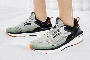 361° 全新爆沫“雨屏”跑鞋系列释出,防泼水版本